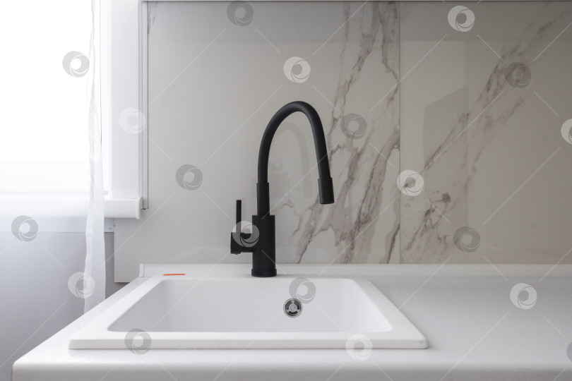 Скачать кухонный смеситель на стильной металлической раковине фотосток Ozero