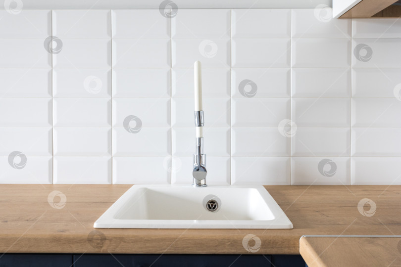 Скачать кухонный смеситель на стильной металлической раковине фотосток Ozero