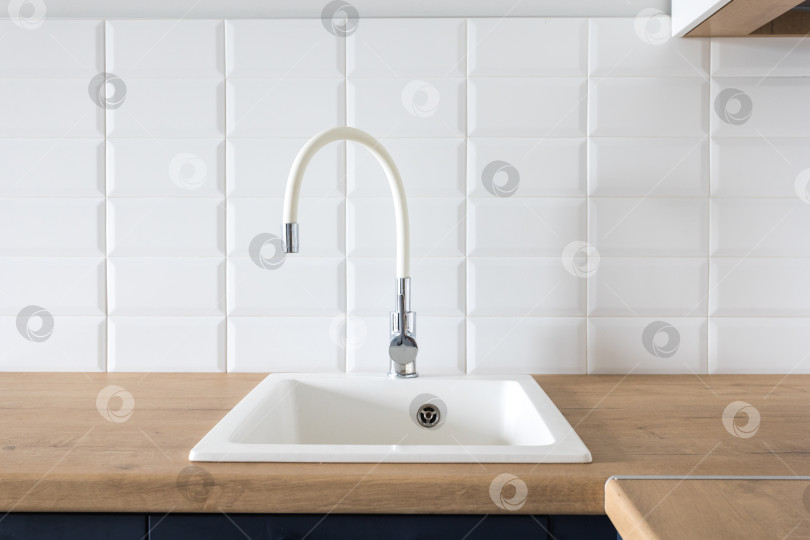 Скачать кухонный смеситель на стильной металлической раковине фотосток Ozero