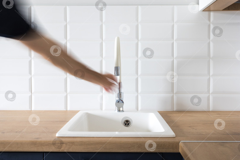 Скачать кухонный смеситель на стильной металлической раковине фотосток Ozero