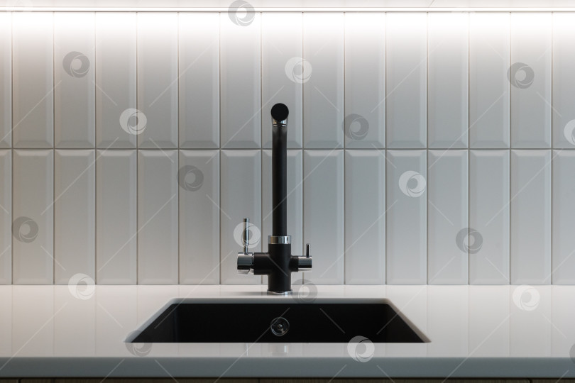 Скачать кухонный смеситель на стильной металлической раковине фотосток Ozero