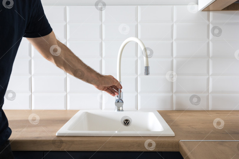 Скачать кухонный смеситель на стильной металлической раковине фотосток Ozero