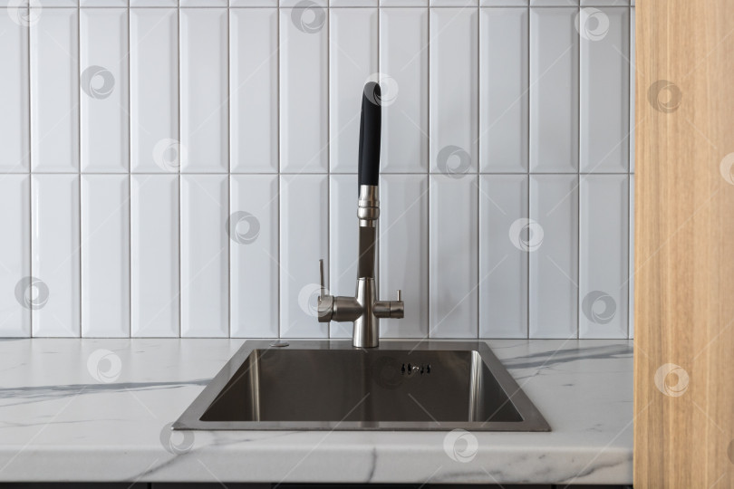 Скачать кухонный смеситель на стильной металлической раковине фотосток Ozero