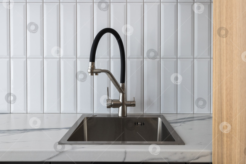 Скачать кухонный смеситель на стильной металлической раковине фотосток Ozero
