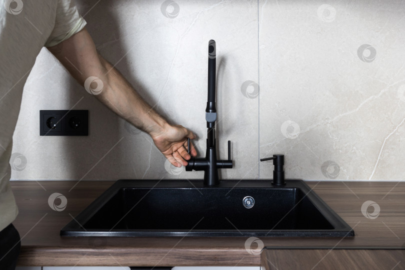 Скачать кухонный смеситель на стильной металлической раковине фотосток Ozero