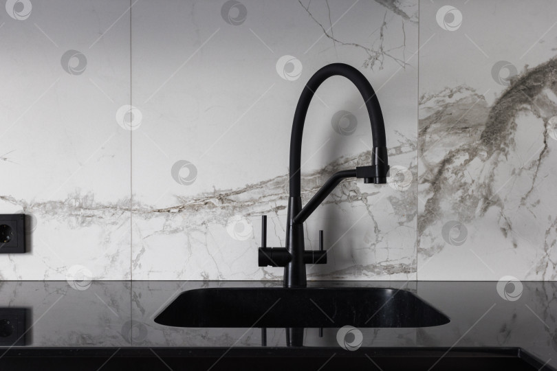 Скачать кухонный смеситель на стильной металлической раковине фотосток Ozero