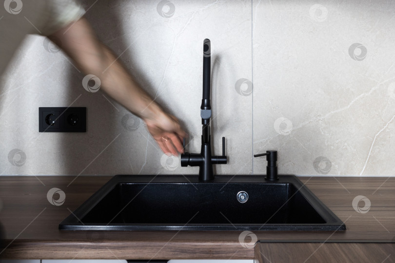 Скачать кухонный смеситель на стильной металлической раковине фотосток Ozero