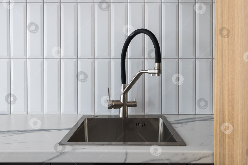Скачать кухонный смеситель на стильной металлической раковине фотосток Ozero