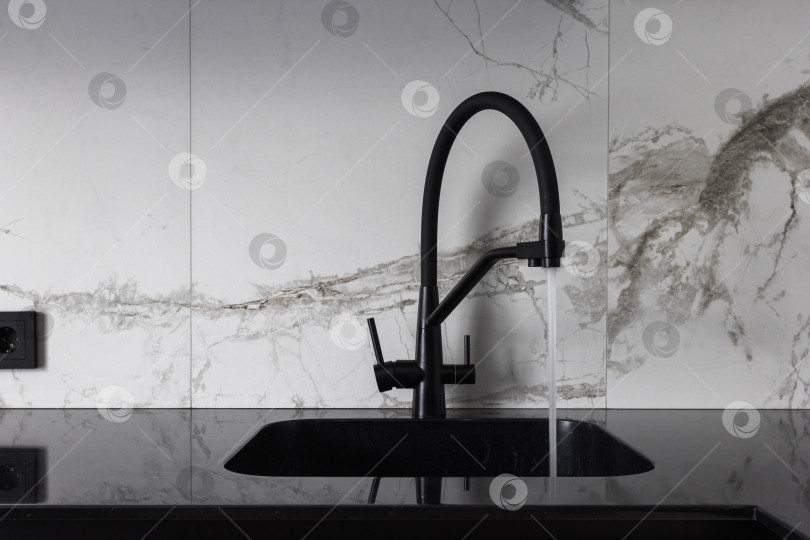 Скачать кухонный смеситель на стильной металлической раковине фотосток Ozero
