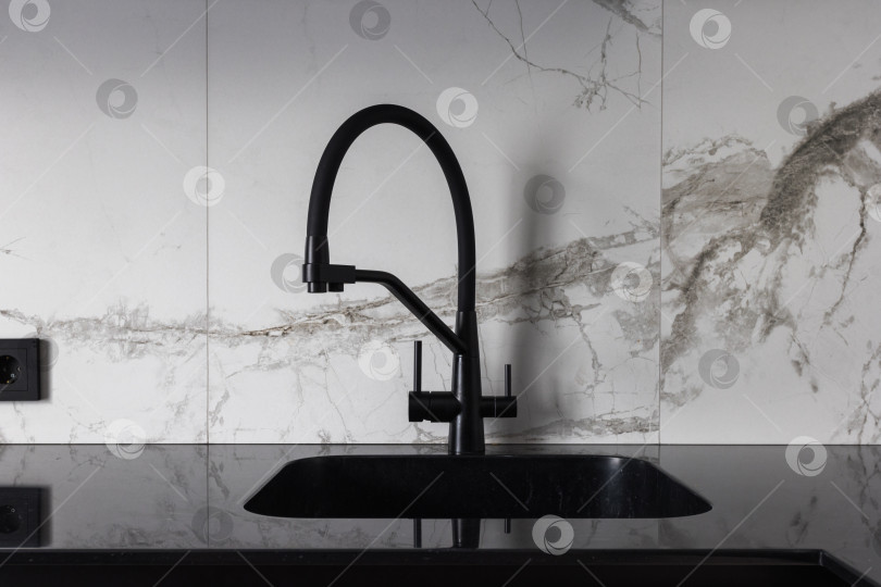 Скачать кухонный смеситель на стильной металлической раковине фотосток Ozero
