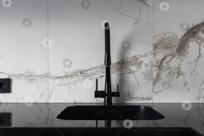 Скачать кухонный смеситель на стильной металлической раковине фотосток Ozero