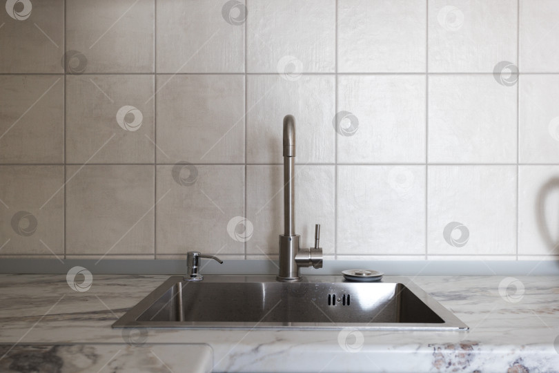 Скачать кухонный смеситель на стильной металлической раковине фотосток Ozero