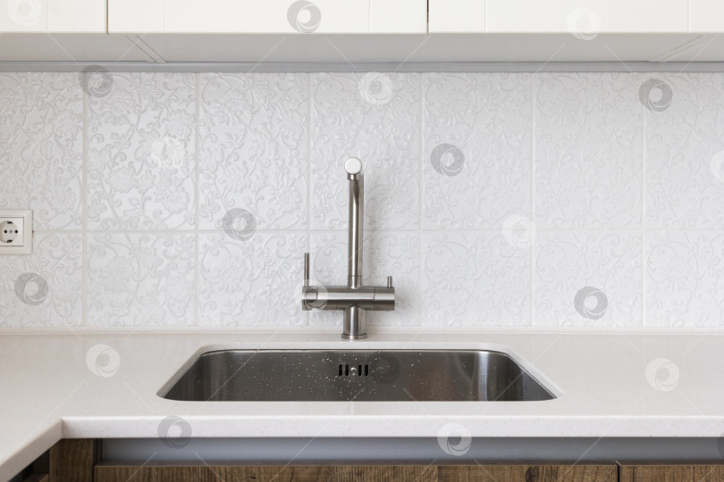 Скачать кухонный смеситель на стильной металлической раковине фотосток Ozero