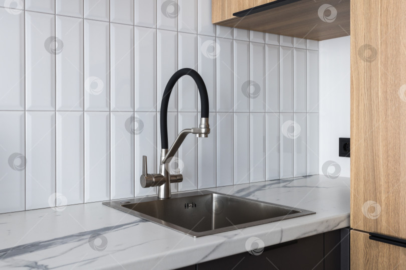 Скачать кухонный смеситель на стильной металлической раковине фотосток Ozero