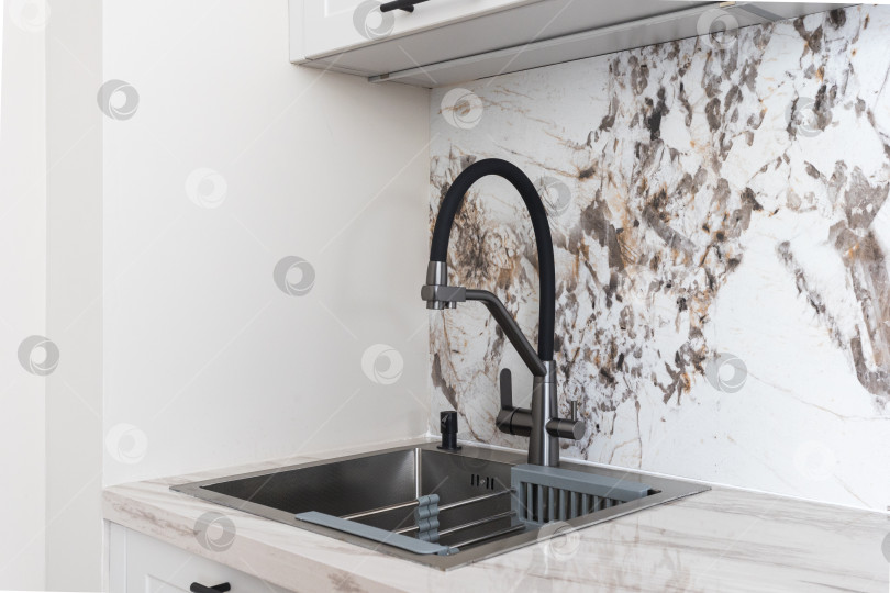 Скачать кухонный смеситель на стильной металлической раковине фотосток Ozero