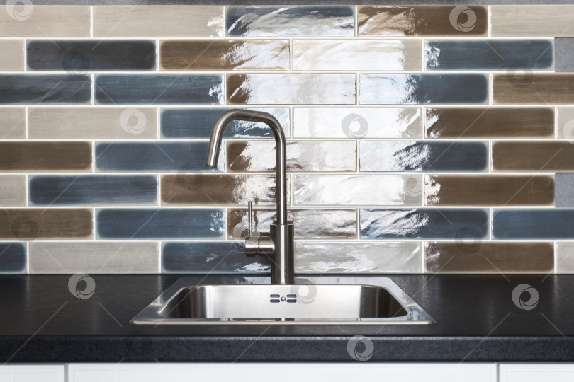 Скачать кухонный смеситель на стильной металлической раковине фотосток Ozero