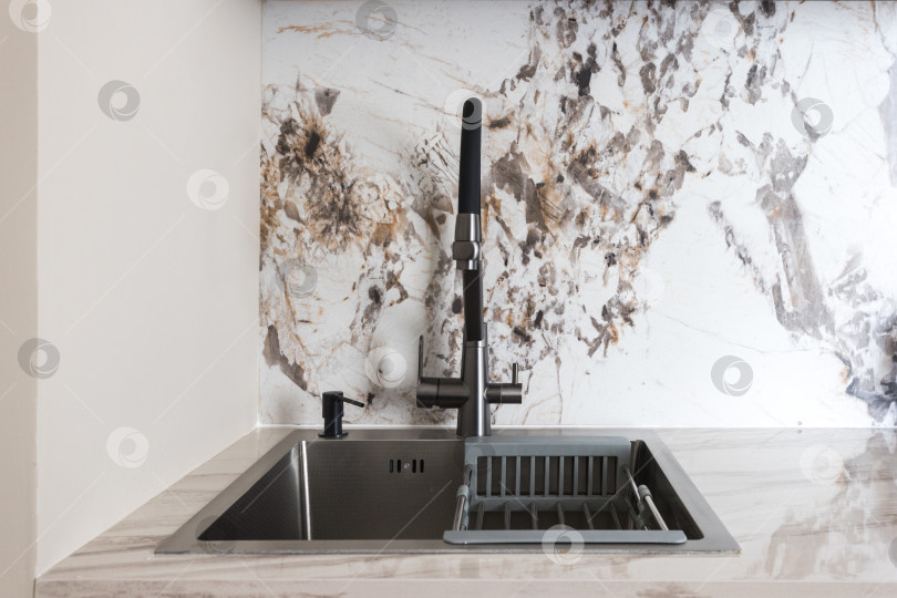 Скачать кухонный смеситель на стильной металлической раковине фотосток Ozero