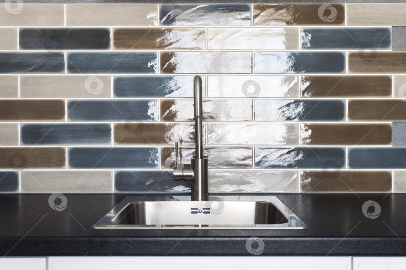 Скачать кухонный смеситель на стильной металлической раковине фотосток Ozero