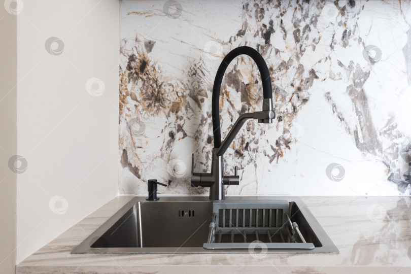 Скачать кухонный смеситель на стильной металлической раковине фотосток Ozero