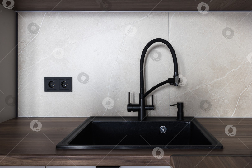 Скачать кухонный смеситель на стильной металлической раковине фотосток Ozero