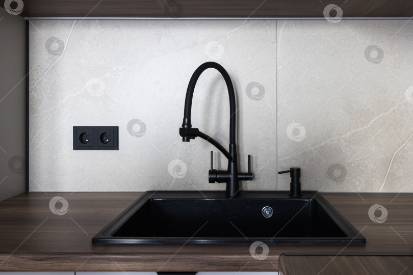 Скачать кухонный смеситель на стильной металлической раковине фотосток Ozero