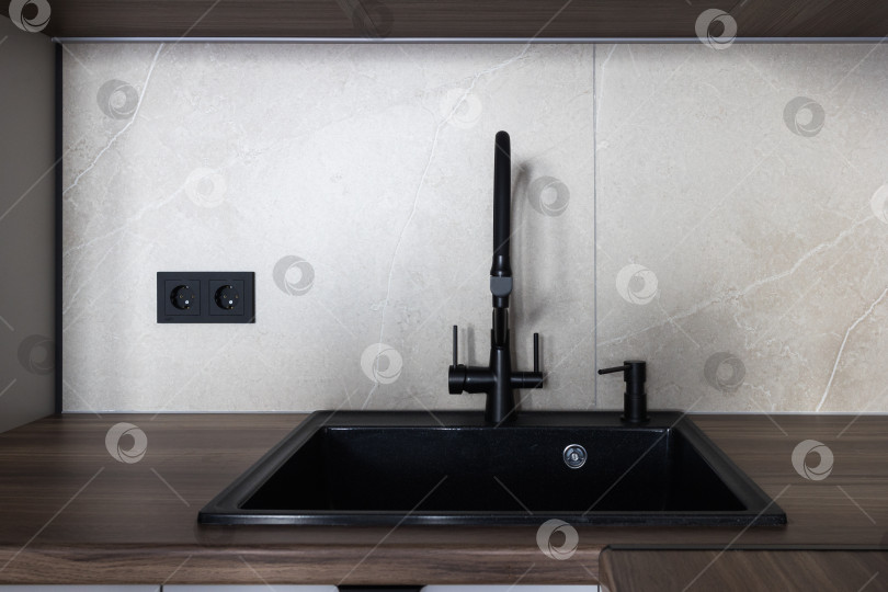 Скачать кухонный смеситель на стильной металлической раковине фотосток Ozero
