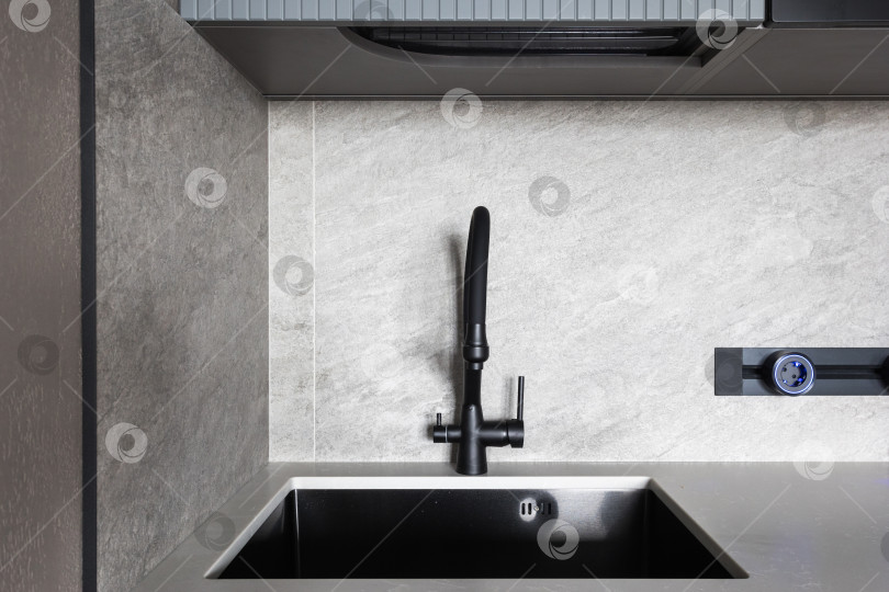 Скачать кухонный смеситель на стильной металлической раковине фотосток Ozero