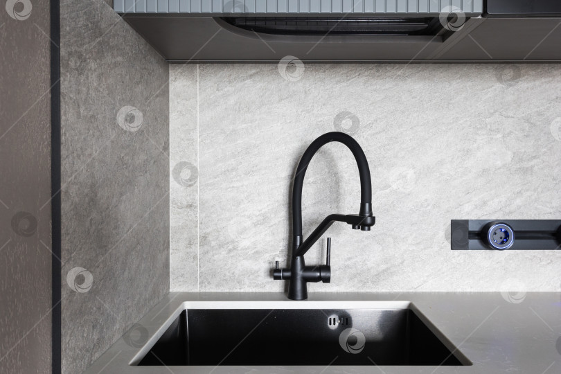Скачать кухонный смеситель на стильной металлической раковине фотосток Ozero