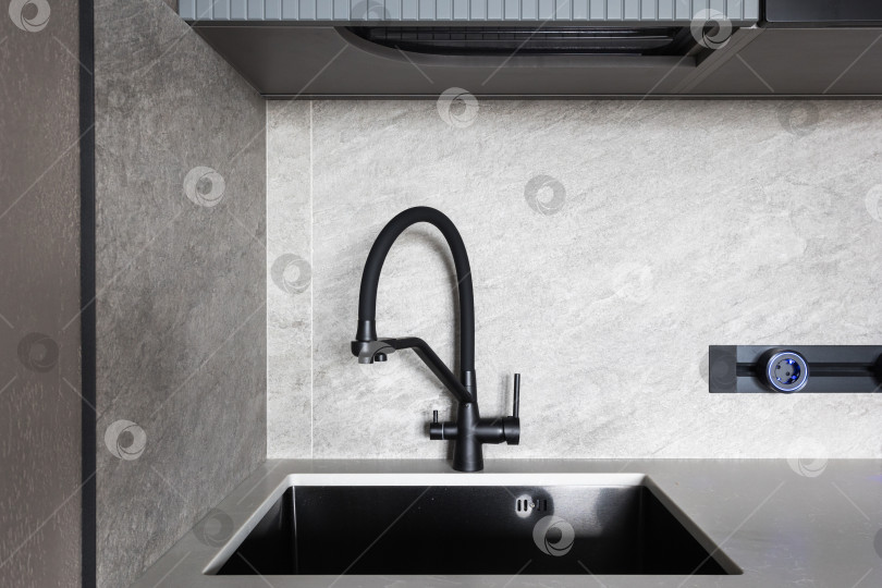 Скачать кухонный смеситель на стильной металлической раковине фотосток Ozero