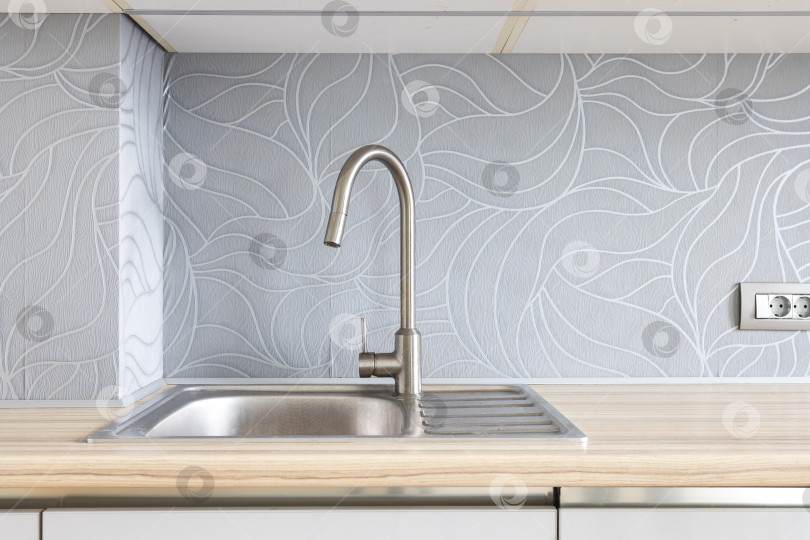 Скачать кухонный смеситель на стильной металлической раковине фотосток Ozero