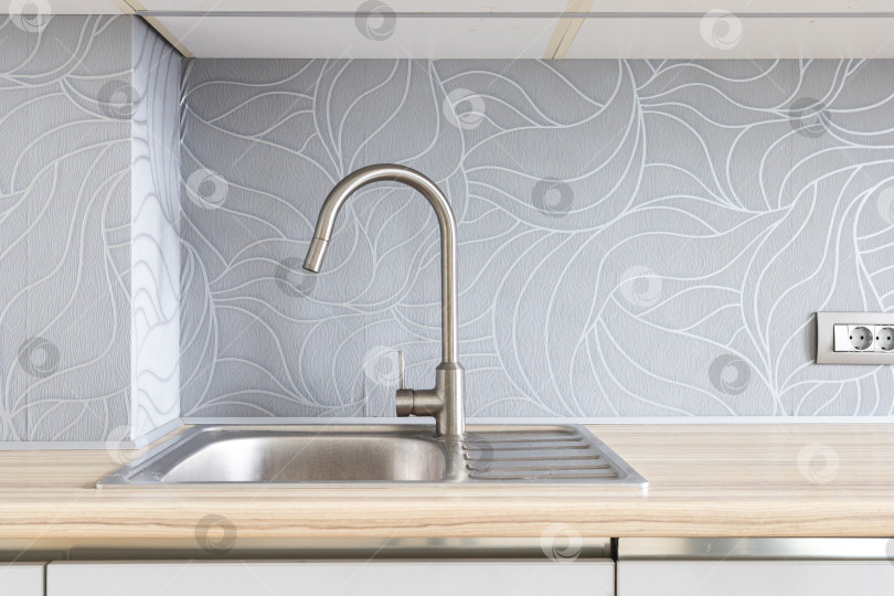 Скачать кухонный смеситель на стильной металлической раковине фотосток Ozero