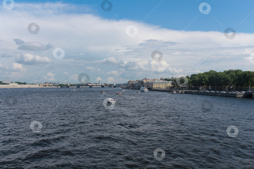 Скачать Река в городе. Россия, Санкт-Петербург, 20.06.2023 фотосток Ozero