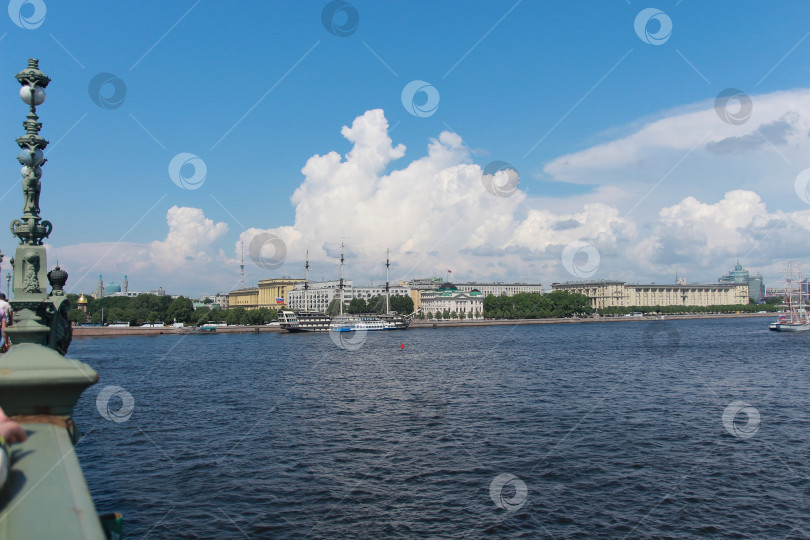 Скачать Река в городе фотосток Ozero