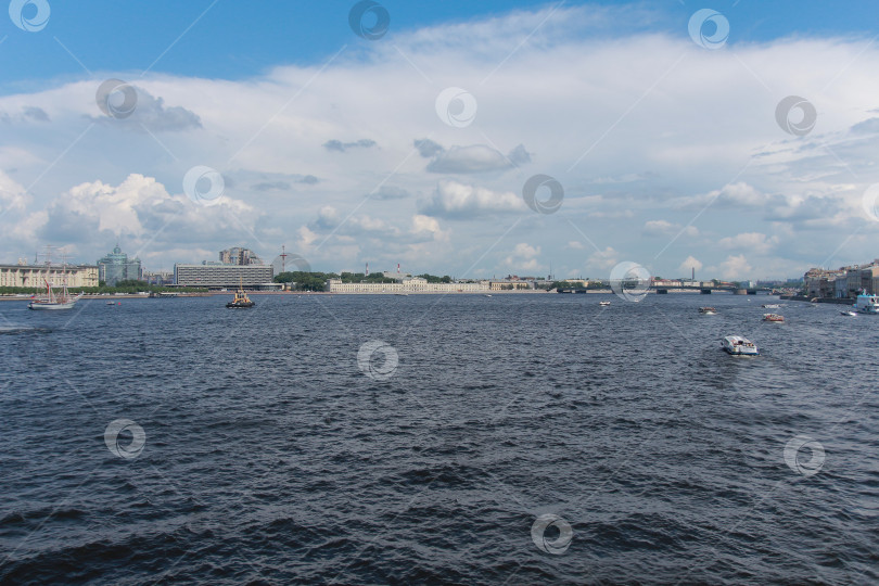 Скачать Река в городе фотосток Ozero