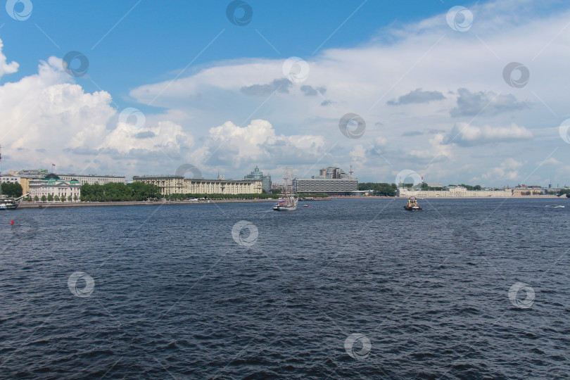 Скачать Река в грроде фотосток Ozero