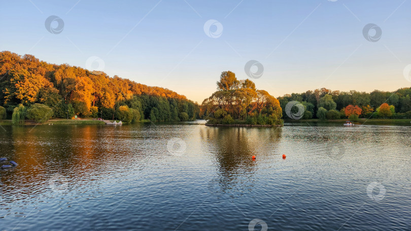 Скачать Верхний Царицынский пруд в сентябре. Осенняя Москва фотосток Ozero