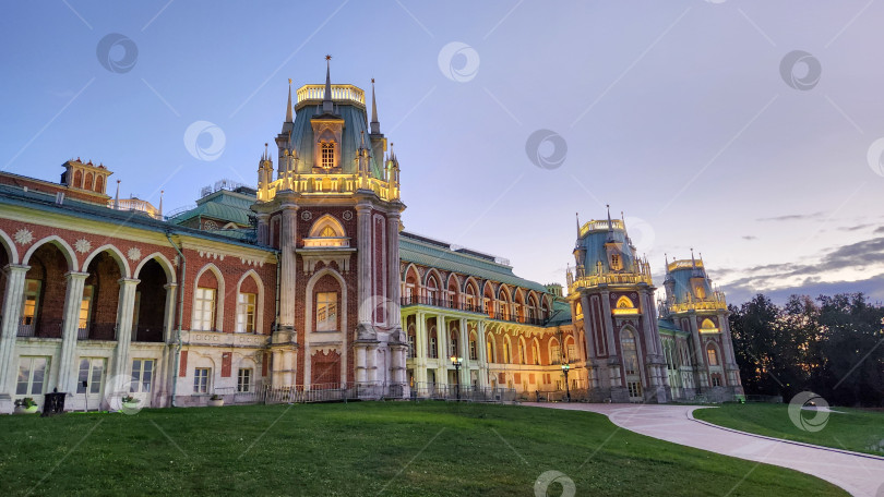 Скачать Большой дворец усадьбы Царицыно в вечерней подсветке, Москва фотосток Ozero