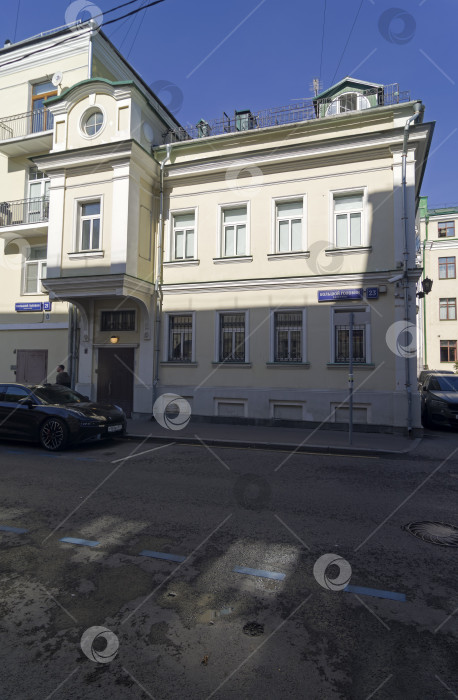 Скачать Большое эркерное окно в небольшом здании. Современное офисное здание в центре Москвы фотосток Ozero