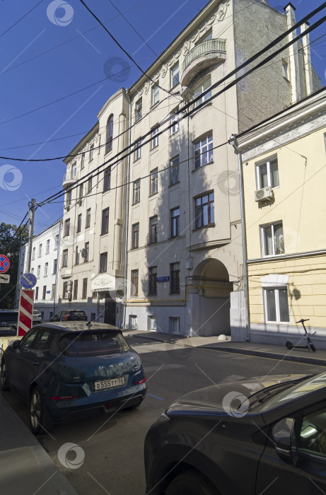 Скачать Старый многоквартирный дом в центре Москвы. фотосток Ozero