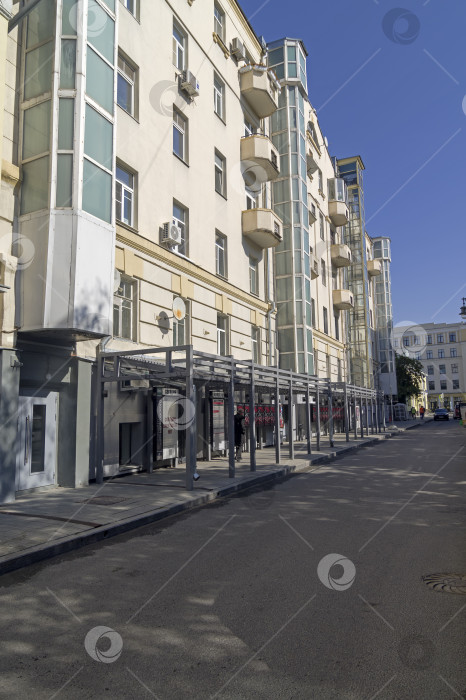 Скачать Старое жилое здание с наружными лифтами в центре Москвы. фотосток Ozero