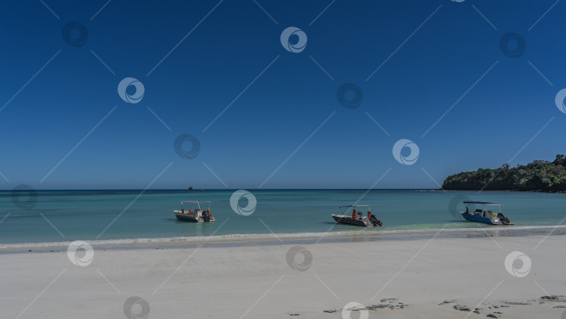 Скачать Три моторные лодки стоят на якоре в бирюзовом океане. фотосток Ozero