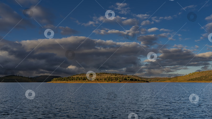 Скачать Спокойное голубое озеро, золотой вечерний час. фотосток Ozero