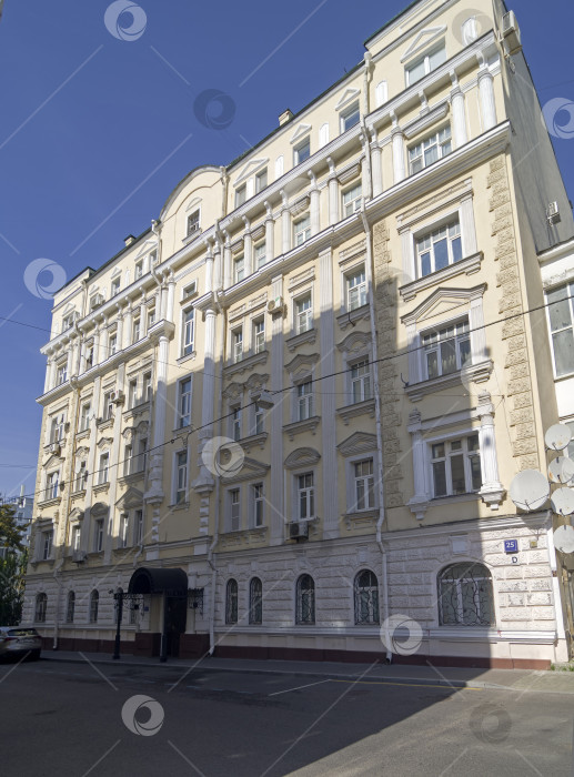 Скачать Старый многоквартирный дом в центре Москвы. фотосток Ozero