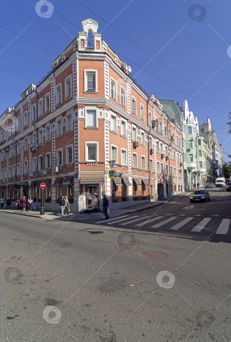 Скачать Старый многоквартирный дом в центре Москвы. фотосток Ozero