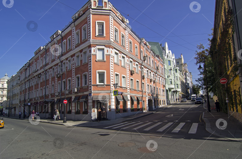 Скачать Старый многоквартирный дом в центре Москвы. фотосток Ozero