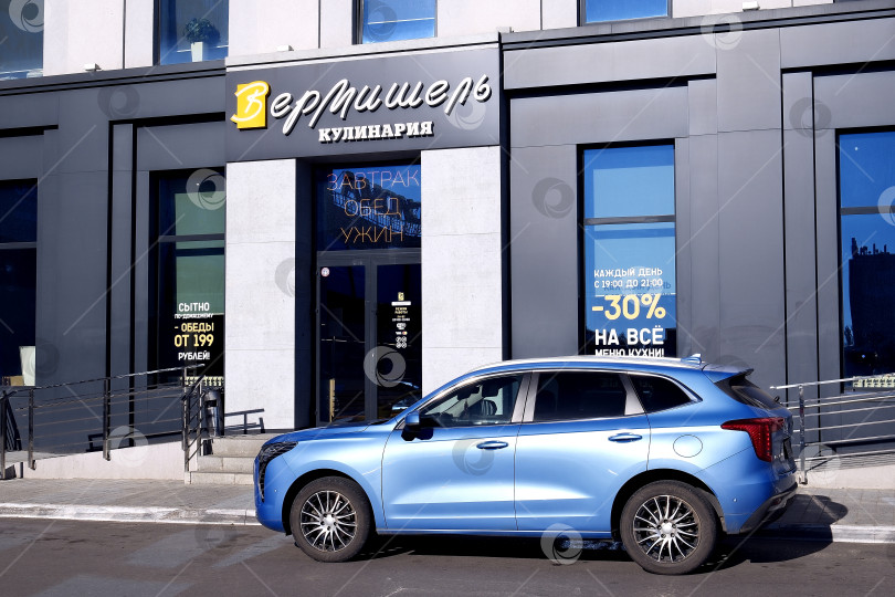 Скачать Синяя автомобиль у входа в кулинарную лавку «Вермишель». фотосток Ozero