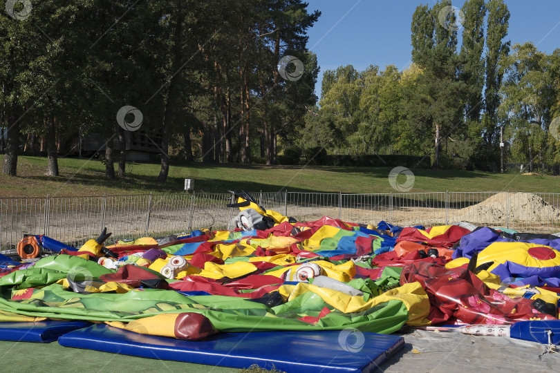 Скачать Сдутый надувной батут для детей. Утро в парке «Алые паруса». фотосток Ozero