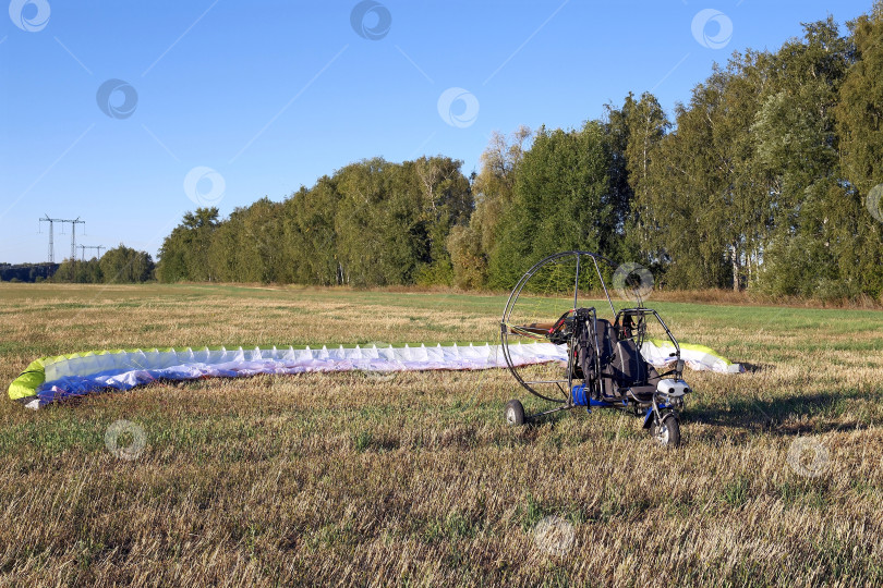 Скачать Паратрайк перед стартом на скошенном поле с разложенным в нужной конфигурации крылом. фотосток Ozero