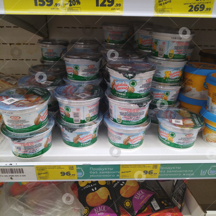 Скачать Отдел плавленного сыра в магазине "Магнит". фотосток Ozero