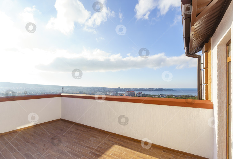 Скачать С балкона открывается вид на город и океан фотосток Ozero